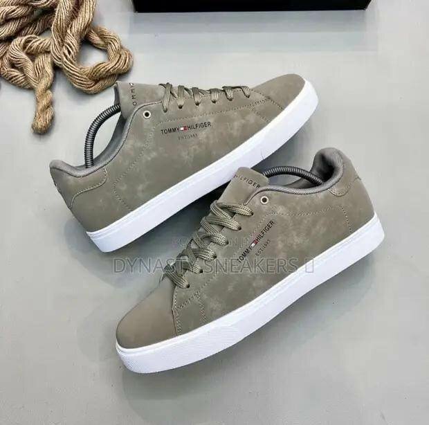 TOMMY HIGHFIGER SNEAKERS.