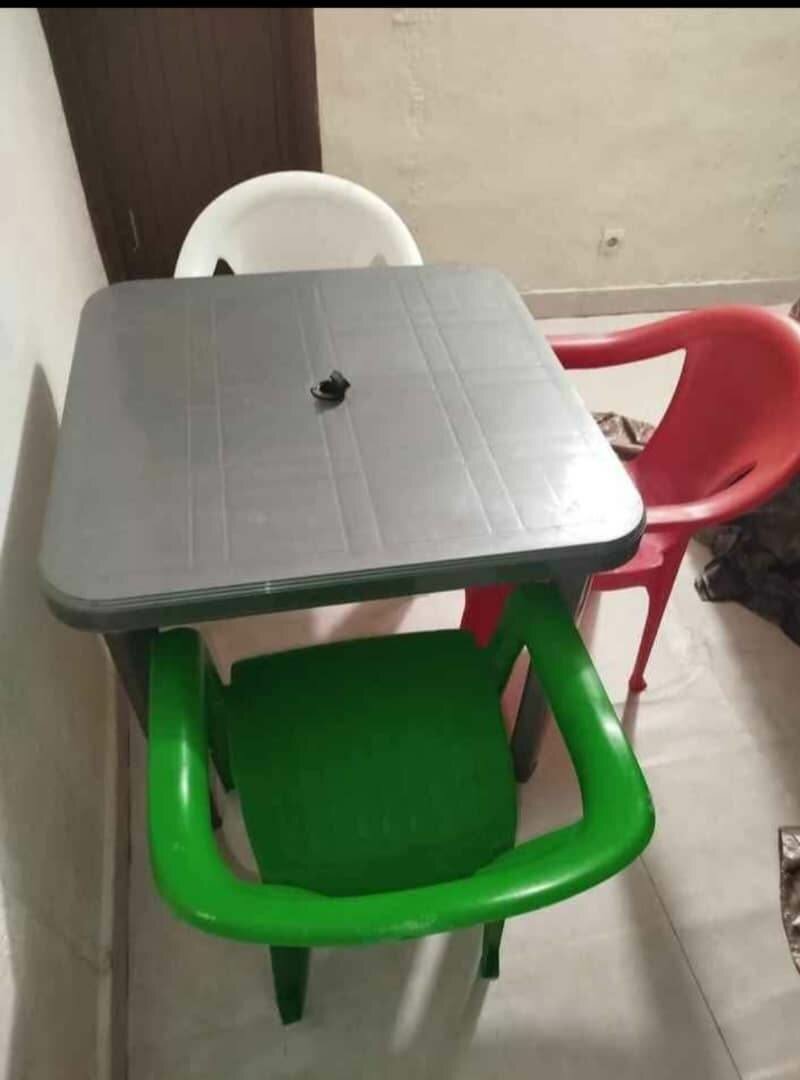 Une table plus 3 chaise en pls