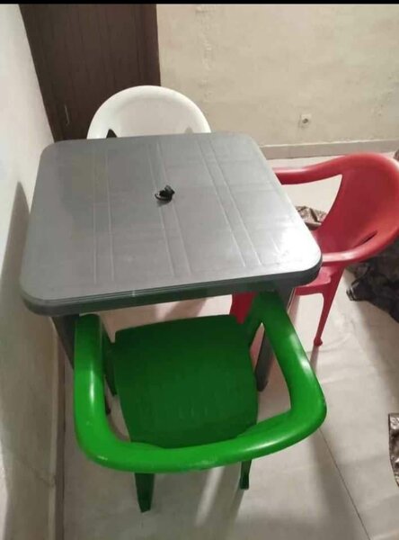 Une table plus 3 chaise en pls