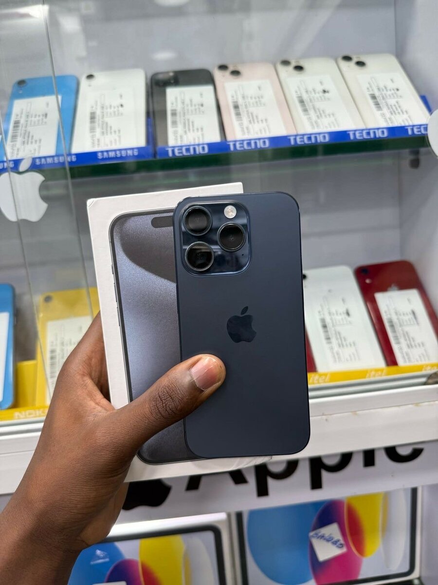 iPhone 15 Pro 128go quasi neuf avec son carton