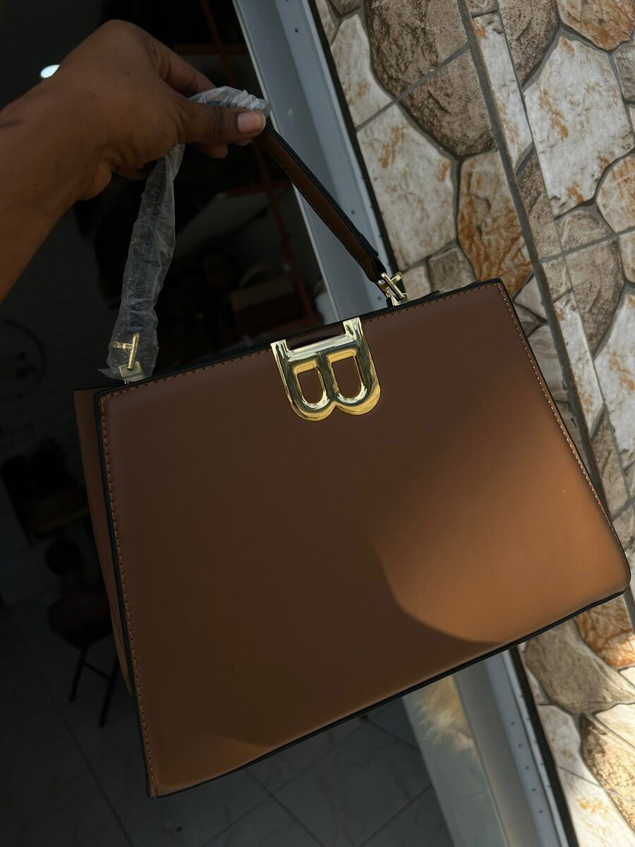 Sac à main en cuir marron élégant