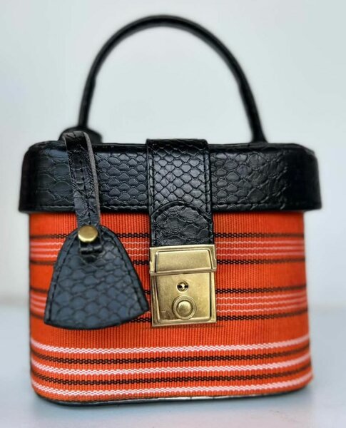 Sac à main rayé élégant