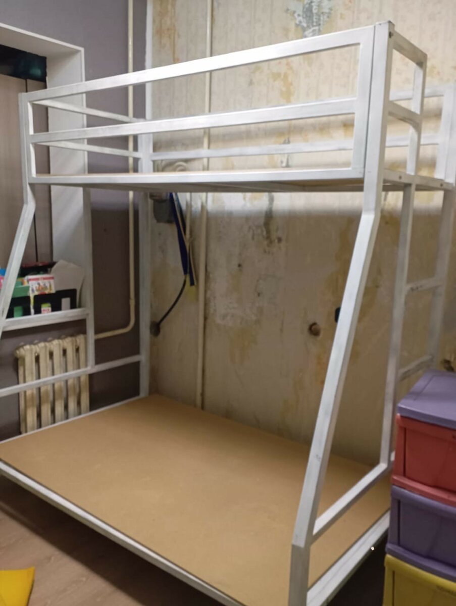 Даухярусная трехместная кровать180 смНиз 1.10,аех ширина 80