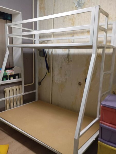 Даухярусная трехместная кровать180 смНиз 1.10,аех ширина 80