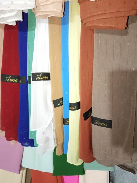 Ladies shawl staller