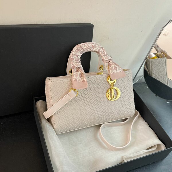 Sac à main tressé élégant