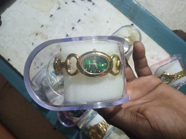 Montre bracelet dorée femme