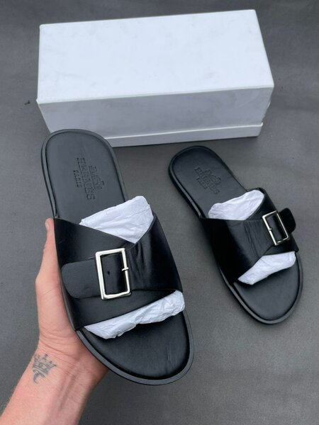 Sandales en cuir moderne