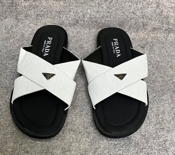 Sandales Prada en cuir blanc