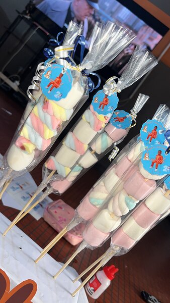 Brochettes de guimauve colorées