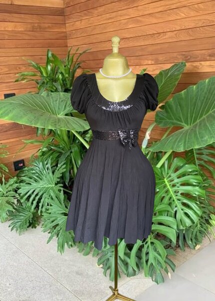 Robe Noire Élegante