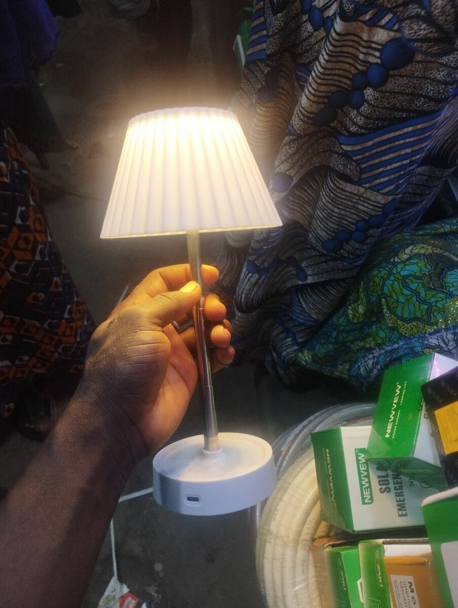 Lampe de table LED moderne