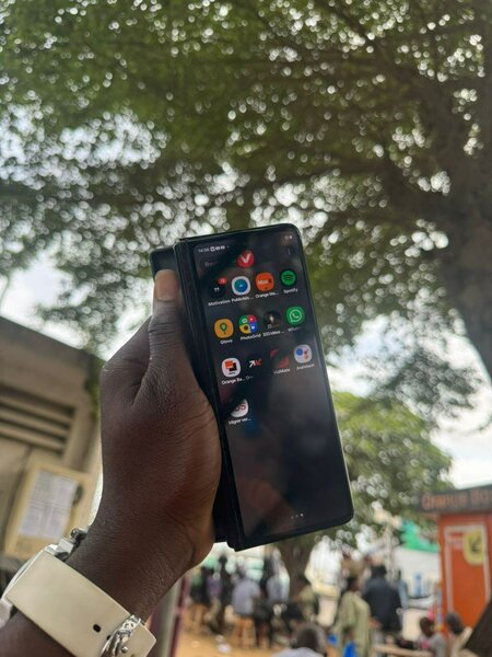 Galaxy z fold 3 256 giga mémoire interne eh 12 giga ram écra