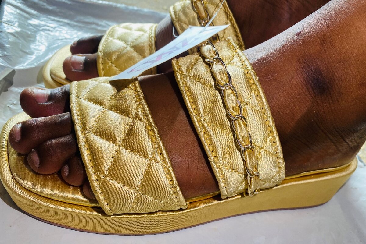 Sandales dorées élégantes