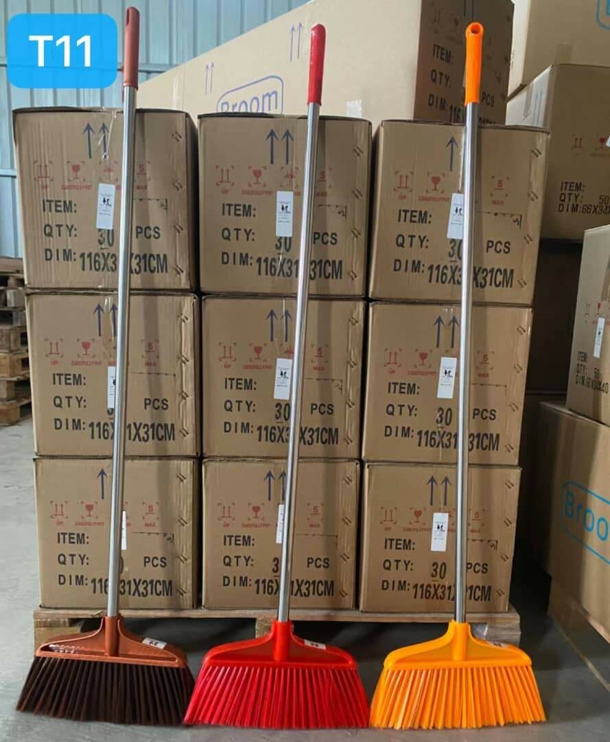 Balais à manche coloré robuste