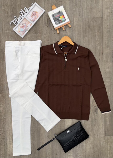 Tenue polo marron et pantalon blanc