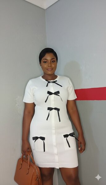 Robe blanche élégante nœuds