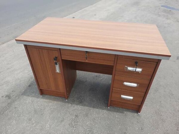 Bureau en bois avec tiroirs