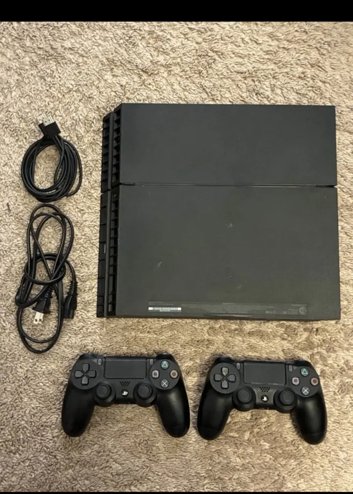 Console de jeu avec manettes
