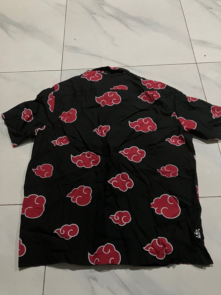 Chemise noire motif nuage rouge