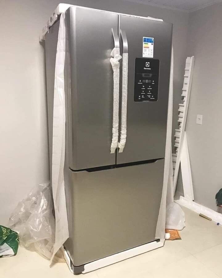 Réfrigerateur moderne en acier inoxydable