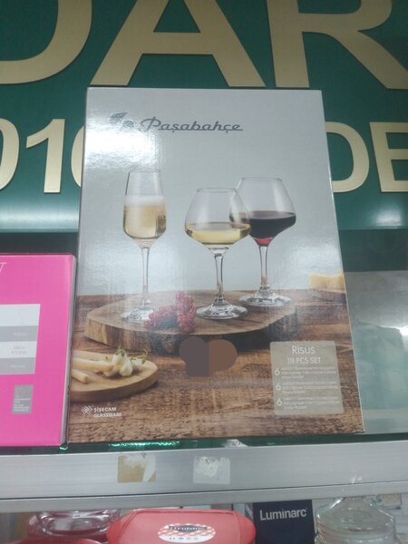 Ensemble de 18 verres à vin