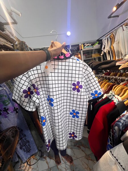 Chemise blanche à fleurs