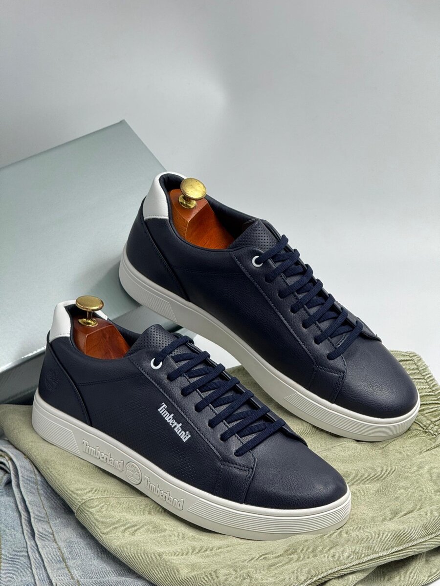 TIMBERLAND NAVY AND WHITE