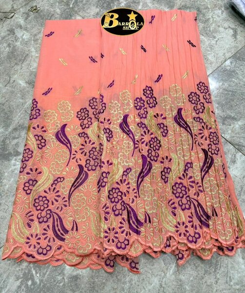 Tissu brodé floral élégant