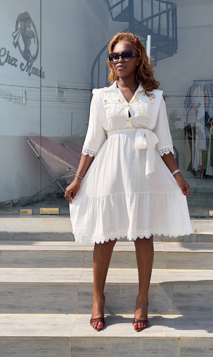 Robe Blanche Élégante en Dentelle