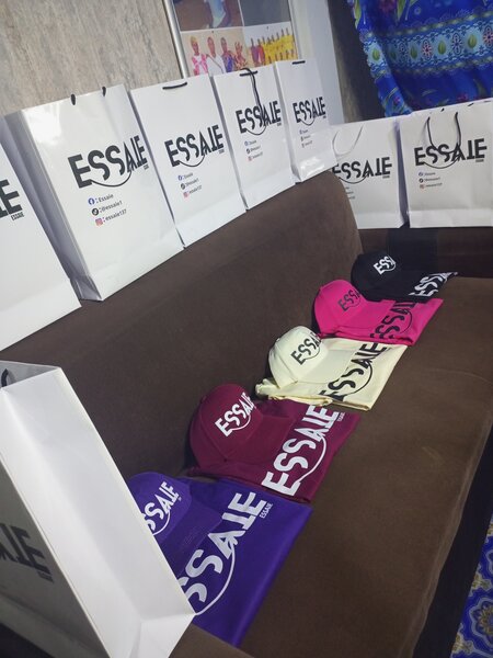 T-shirts et Casquettes Stylish ESSAIE