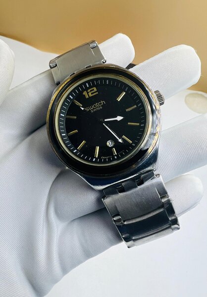 Swatch acier fond noir