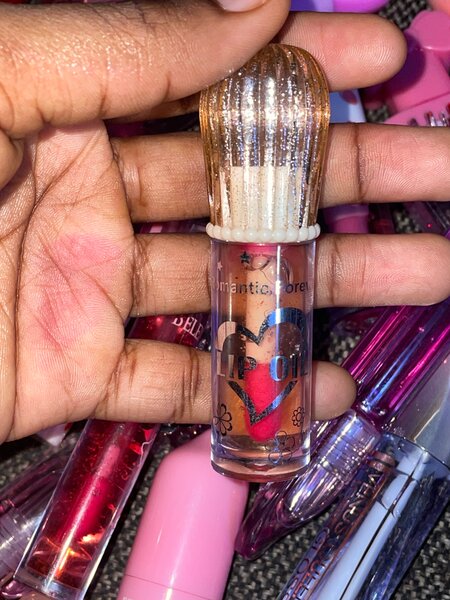 Huile à lèvres brillante