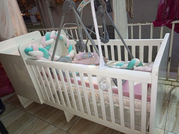 Lit bébé en bois moderne