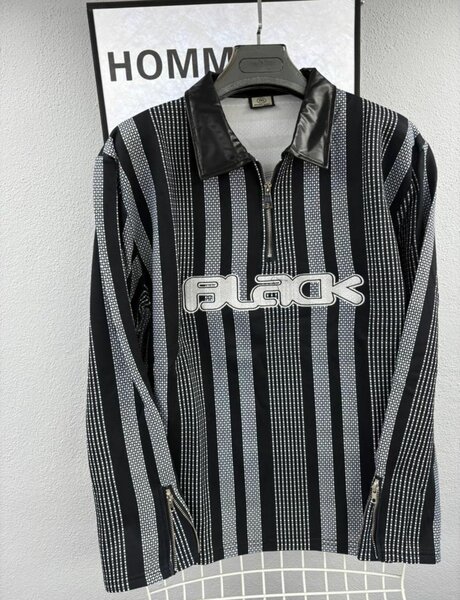 Polo zippé à rayures tendance