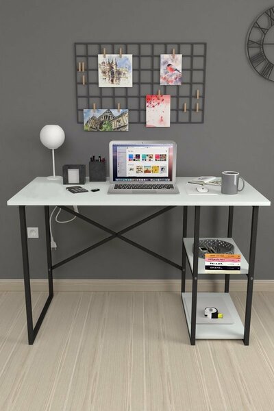 Bureau moderne avec étagères