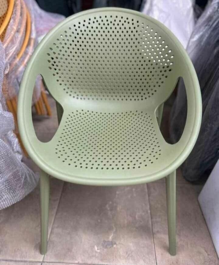 Chaise moderne en plastique