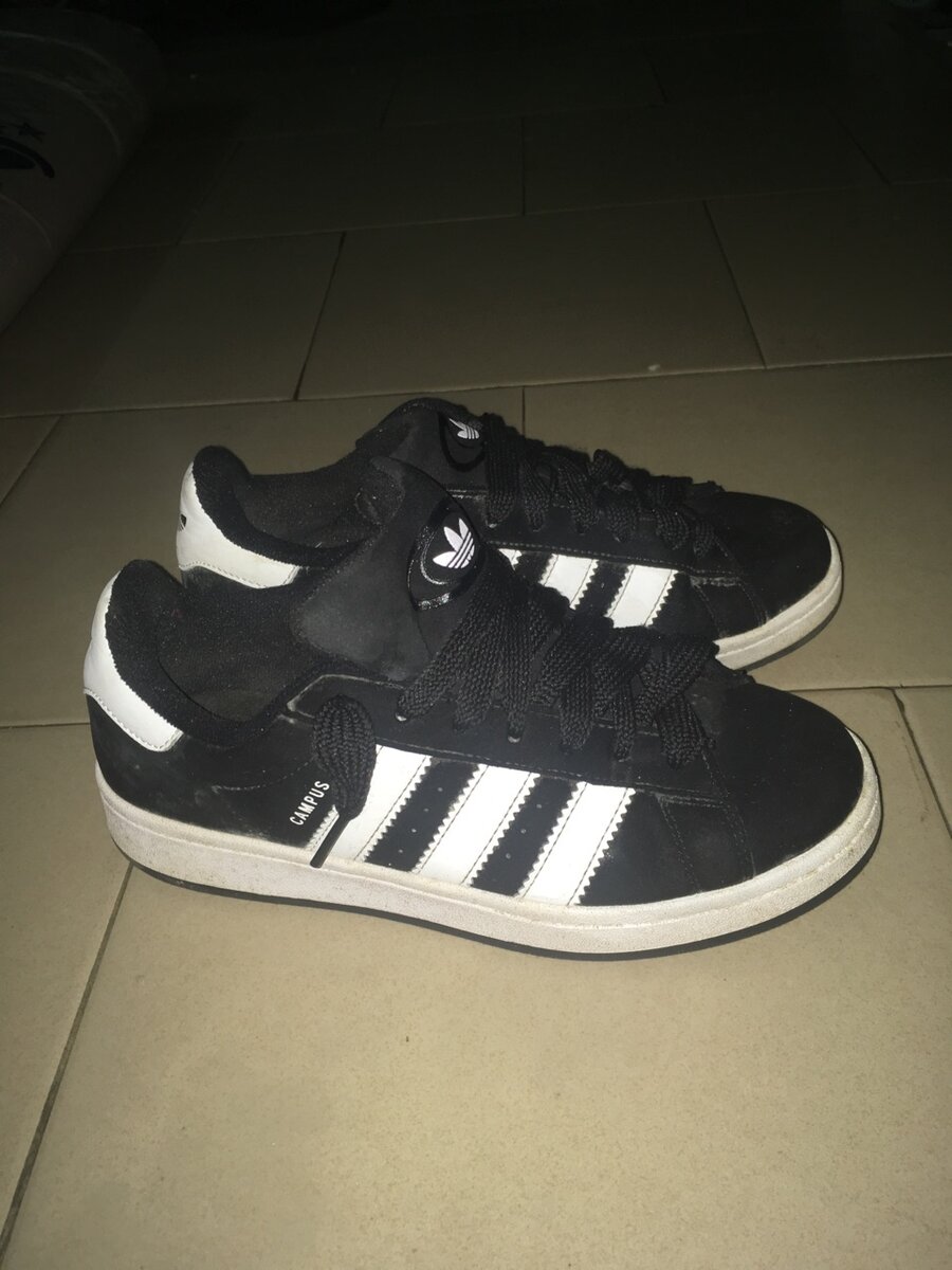 Chaussures de sport noires Adidas
