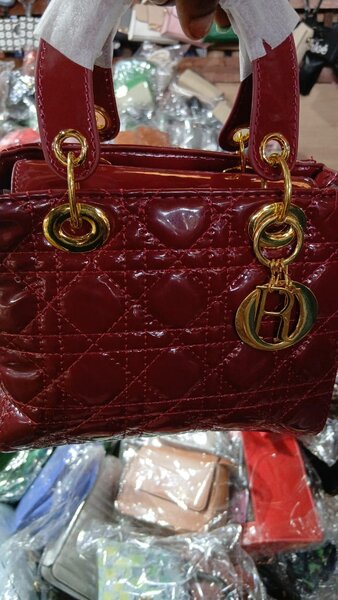 Sac à main en cuir verni