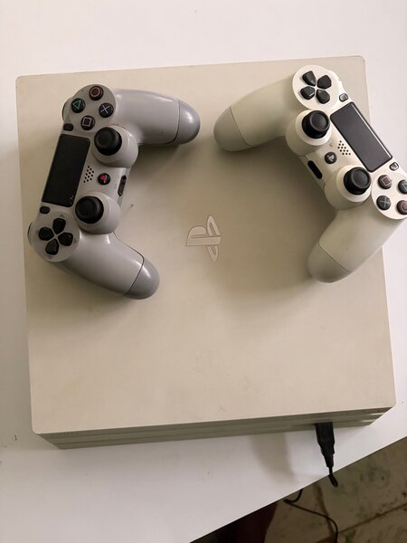 Console PS4 pro avec 2manettes