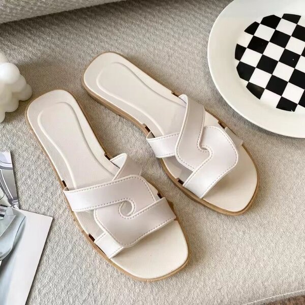 Sandales plates blanches élégantes