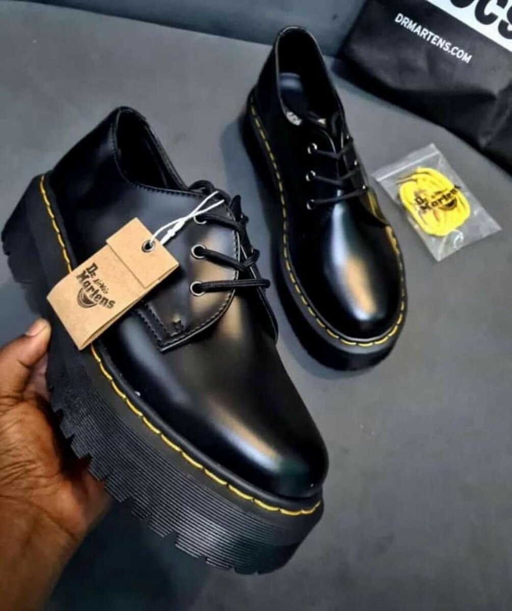 Chaussures Plates Dr. Martens Noir