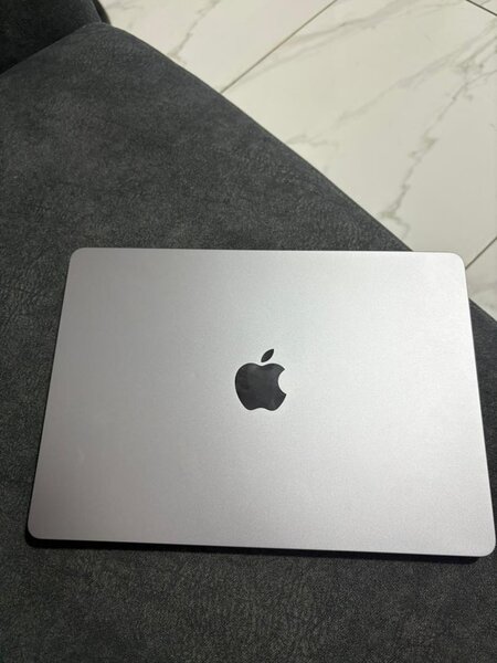 MacBook Air M2 – Sleek Silver