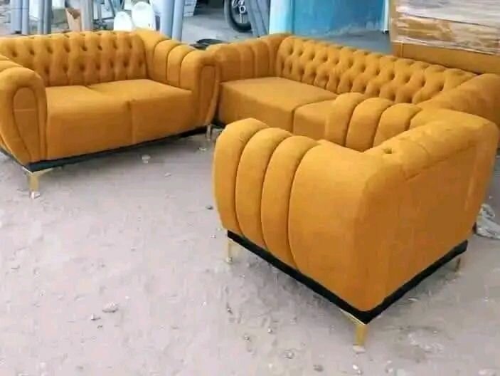 Canapé en tissu jaune