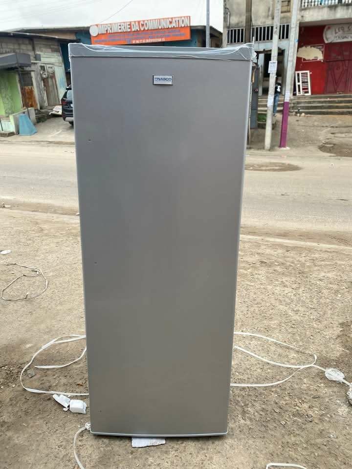 Congélateur vertical moderne