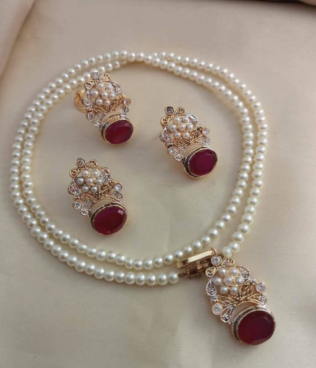 Ladies necklace and earrings set