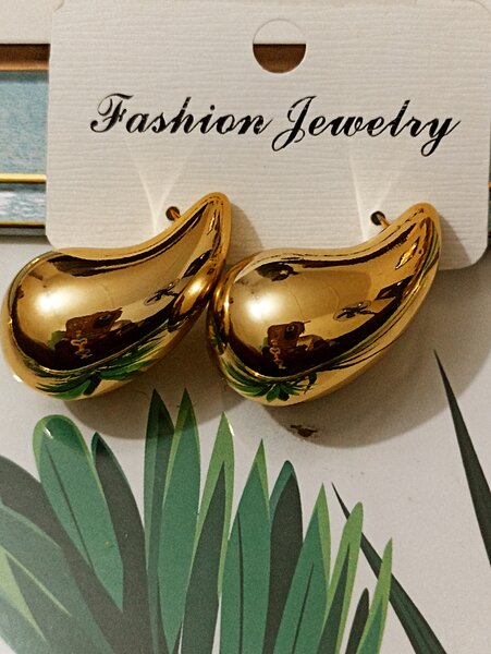 Boucles d'oreilles dorées modernes