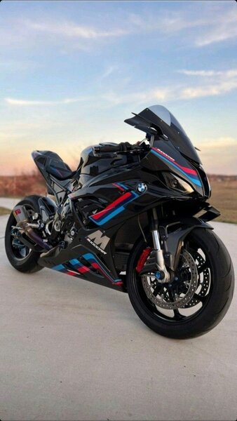 Moto BMW M noire et rouge