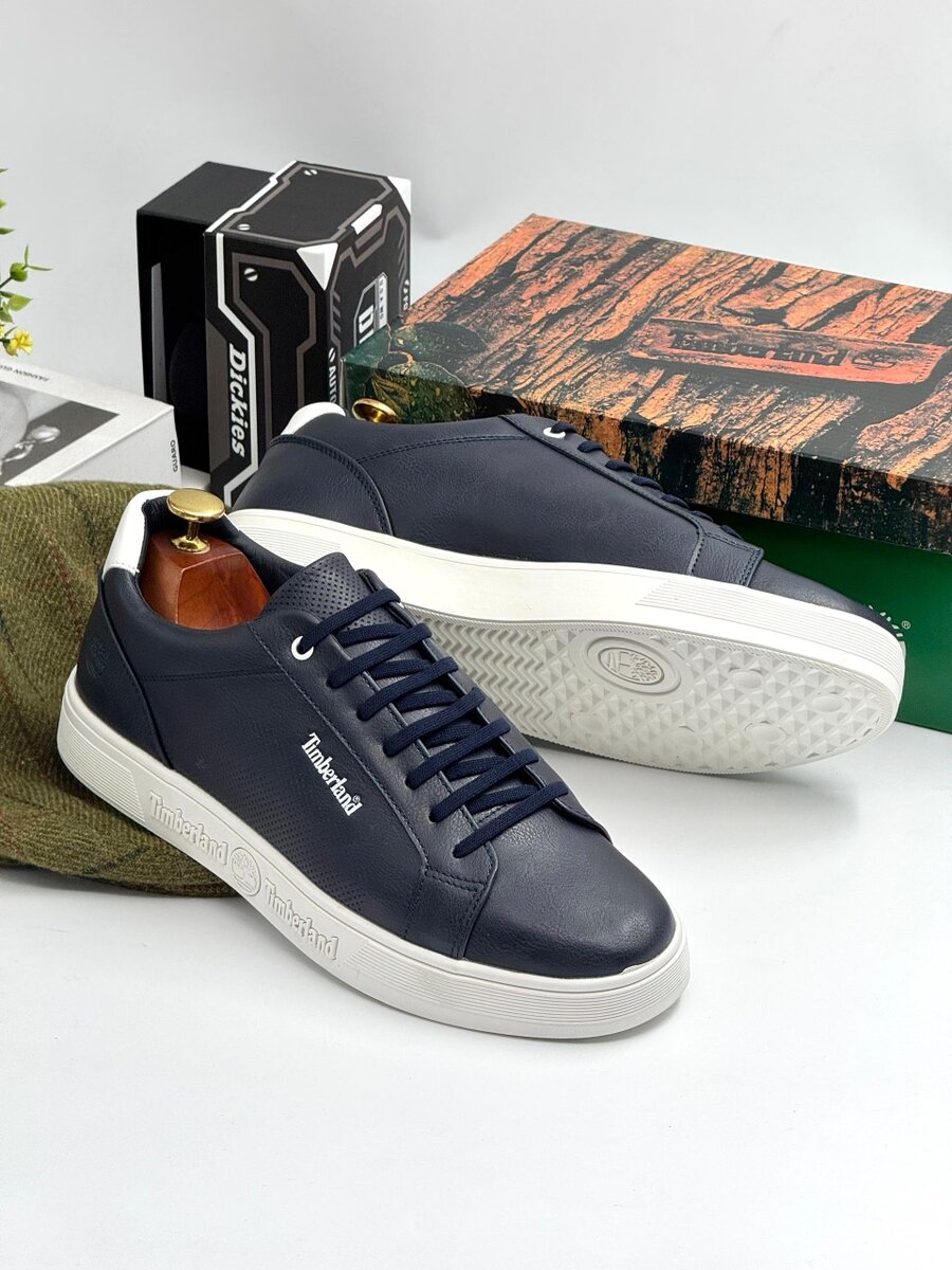 TIMBERLAND NAVY AND WHITE