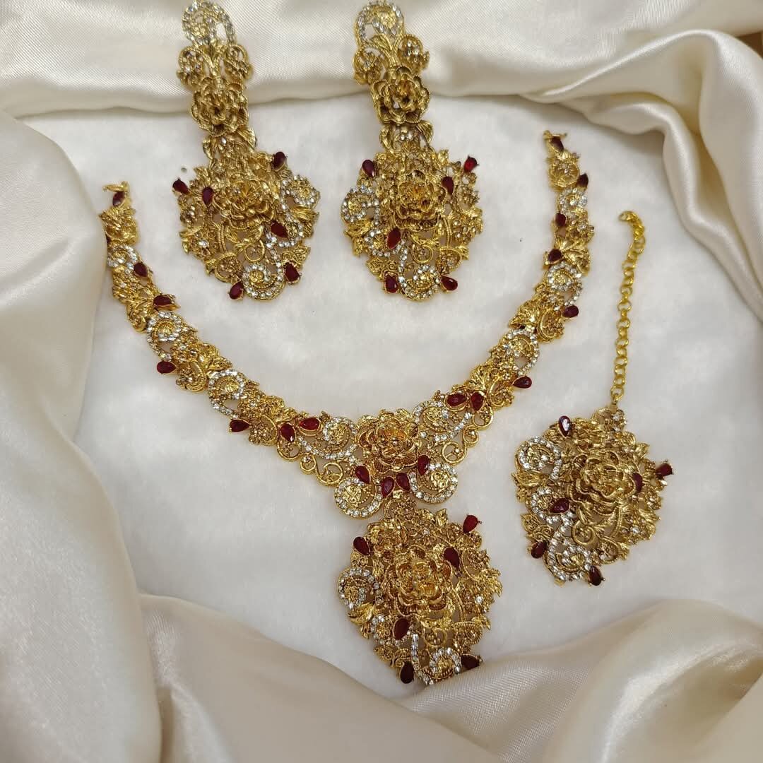 Ladies wedding set necklace and earrings